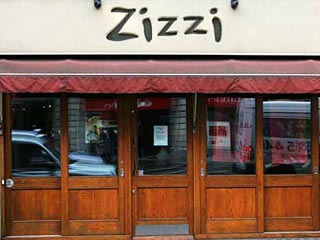 Мужчина, предположительно поляк по национальности, ворвался в ресторан Zizzi в центре Лондона, взял большой нож на кухне и стал им размахивать. Затем он вскочил на стол, сбросил штаны и отрезал орган