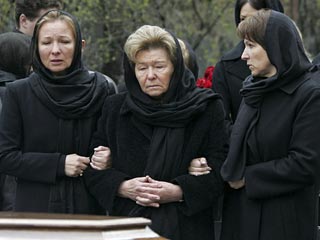 Какой платок на похороны. Наина Ельцина. Черный шарф для похорон. Чёрный платок на похороны. Черная повязка на голову на похороны.