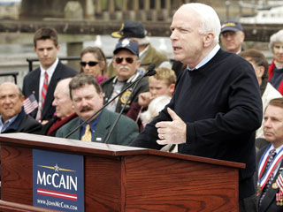 В президентскую гонку в США вступает сенатор-республиканец Джон Маккейн
