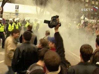 Вечером в четверг у сквера, где расположено захоронение, произошли столкновения протестующих с полицией, в ходе которых полиция дважды применила слезоточивый газ и дубинк