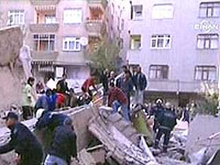 В Стамбуле в четверг обрушился шестиэтажный дом, под завалами есть люди, сообщает турецкая телекомпания NTV