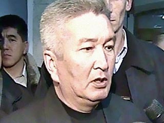 Лидер оппозиционного Объединенного фронта "За достойное будущее Кыргызстана" Феликс Кулов заявил о готовности добровольно явиться в Госкомитет национальной безопасности (ГКНБ) и предлагает, чтобы его взяли под стражу