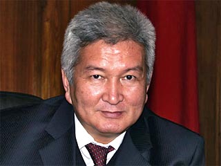 Лидер оппозиционного объединенного фронта "За достойное будущее Кыргызстана", экс-премьер Киргизии Феликс Кулов прибыл в пятницу в Госкомитет национальной безопасности Киргизии (ГКНБ)
