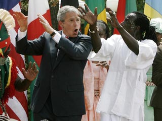Джордж Буш отметил День борьбы с малярией танцем на лужайке возле Белого дома