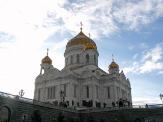 Поводом для статьи послужили похороны Бориса Ельцина, которые проходили в величественном Храме Христа Спасителя