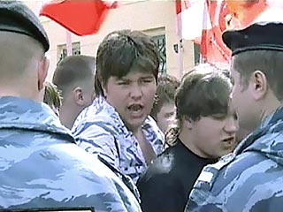 В центре Москвы у здания консульства и посольства Эстонии в РФ в субботу продолжается бессрочный пикет, который проводят активисты ряда молодежных политических движений