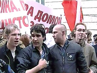Активисты движения "Наши", второй день митингующие у посольства Эстонии в Москве, намерены требовать от поcла Марины Кальюранд официальных извинений от имени эстонских властей