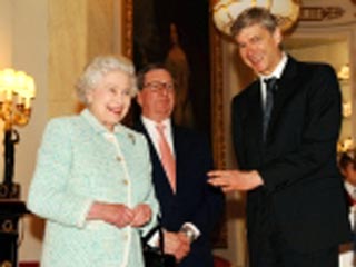 Королева Великобритании Елизавета Вторая на встрече с главным тренером команды "Арсенал" Арсеном Венгером
