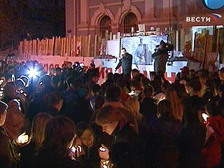 У эстонского посольства в Москве прошел митинг памяти о погибшем в Таллине россиянине