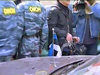 Лидер "Местных" пострадал, бросившись к машине эстонского посла в Москве