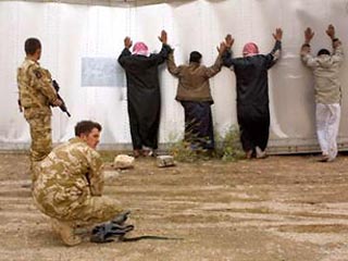 Военный трибунал Великобритании приговорил британского офицера к году тюрьмы за издевательство над заключенными в Ираке