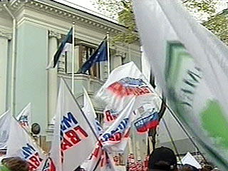 Активист молодежного движения "Наши" сорвал флаг эстонского государства с флагштока у посольства Эстонии в Москве во вторник