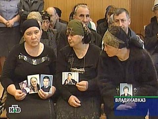 Около 10 активисток комитета "Матери Беслана" отказываются покидать задние Верховного суда Северной Осетии и настаивают на встрече с председателем суда Тамерланом Агузаровым