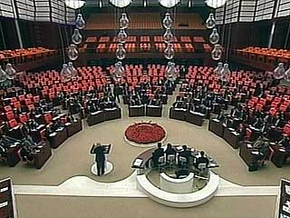 Турецкий парламент в четверг утвердил предложение Центризбиркома о проведении 22 июля в стране досрочных парламентских выборов