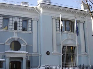 Посол Эстонии покидает Россию, "Наши" снимают осаду посольства