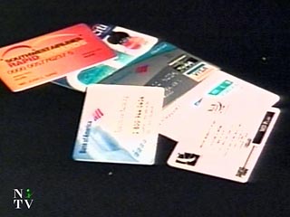 Четыре гражданина России, трое из которых живут в США по временной рабочей визе, занимались мошенничеством с кредитными картами, покупая на деньги их владельцев компьютеры, драгоценности, одежду и другие товары