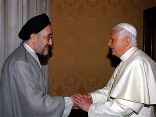 БенедиктXVI и бывший президент Ирана Хатами высказались за необходимость установления мирного диалога на Ближнем Востоке