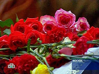 Сотни свечей зажжены на Новодевичьем кладбище в память о Мстиславе Ростроповиче