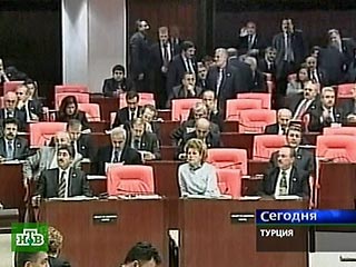 Парламент Турции в воскресенье отменил повторное голосование в первом туре президентских выборов из-за отсутствия кворум