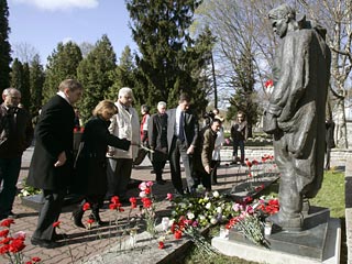 Памятник советскому Воину-Освободителю Таллина установлен городском военном кладбище