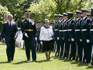 Президент Джордж Буш, принимая в понедельник в Белом доме королеву Великобритании Елизавету II, едва не состарил ее на 150 лет