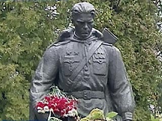 Церемония открытия памятника Воину-Освободителю на военном кладбище Таллина состоялась во вторник