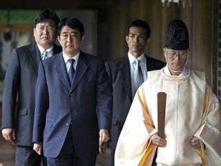 Глава японского кабинета Синдзо Абэ направил подношение токийскому храму Ясукуни
