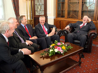 Премьер-министром Северной Ирландии стал во вторник лидер протестантской Демократической юнионистской партии Ольстера (ДЮПО) Ян Пэйсли (на фото справа)