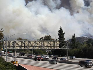 Крупномасштабный лесной пожар распространяется на Голливудских холмах в знаменитом Парке Гриффит в Лос-Анджелесе