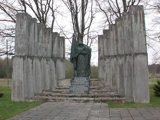 В Эстонии в городе Тюри (Turi) осквернен памятник красноармейцам, павшим в оборонительных боях с фашистами за город в 1941 году