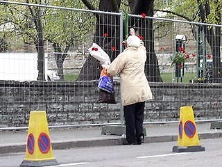 Между тем, жители Таллина с утра начали приносить цветы в сквер Тынисмяги, где стоял памятник Воину-освободителю, несмотря на настоятельную просьбу эстонских властей не возлагать 9 мая цветы