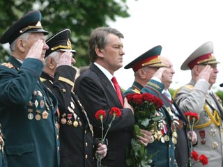Президент Украины Виктор Ющенко назвал героем лидера Украинской повстанческой армии (УПА) националиста Романа Шухевича