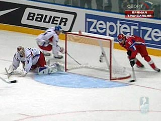 Евгений Малкин забивает 4-ю шайбу в ворота чешской сборной