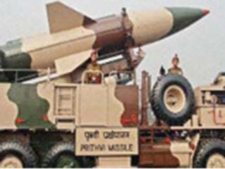 Индия провела в среду успешное испытание ракеты среднего радиуса действия класса "земля-земля" "Притхви-1", способной нести как обычные, так и ядерные боеголовки