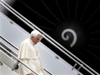 Папа Бенедикт XVI прибыл с визитом в Бразилию