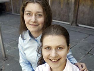 Сестры Анжела и Диана Князевы из России получили в среду докторскую степень (аналог степени кандидата наук в России) в Бизнес-школе имени Леонарда Стерна при Нью-Йоркском университете