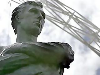 На территории нового стадиона "Уэмбли" состоялась церемония открытия памятника бывшего капитана сборной Англии Бобби Мура, скончавшегося в 1993 году от рака
