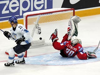 Хоккейная сборная России проиграла в полуфинальной встрече чемпионата мира команде Финляндии со счетом 1:2 в овертайме и теперь будет оспаривать только бронзовые медали московского первенства