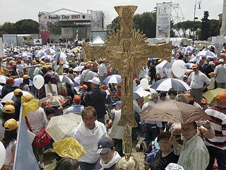 300 тысяч человек приняли сегодня участие в марше "День семьи" в Риме, которую организовали католические организации по призыву Ватикана