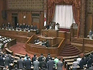 Верхняя палата парламента Японии в понедельник утвердила подготовленный правительством законопроект о референдуме, который открывает путь к пересмотру конституции и отмене ряда ее пацифистских положений
