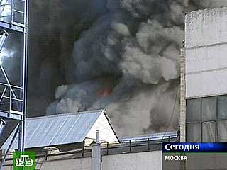 Один человек погиб, двое пострадали в результате сильного пожара на складе на севере Москвы