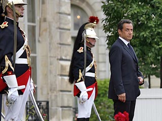Саркози персонал резиденции полностью поменяется, а его численность увеличится вдвое и достигнет 20-25 человек. Это объясняют тем, что семья у нового президента больше, чем у его предшественника