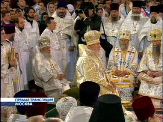 В храме Христа Спасителя проходит первая совместная литургия членов единой Русской православной церкви