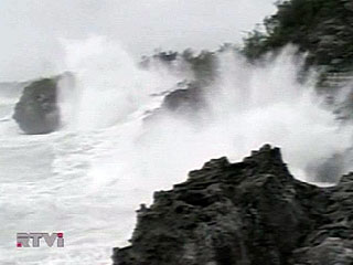 Приливные волны высотой до пяти метров обрушились на побережья Таиланда и Индонезии, повредив дороги и сотни домов и вызвав панику среди местного населения
