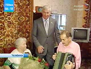 Ветеран из Челябинска получил баян, попросив об этом Путина на "прямой линии"
