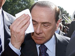 Лидер итальянской оппозиции, мультимиллионер Сильвио Берлускони почувствовал себя плохо во время выступления на предвыборном митинге в пятницу вечером в городе Акуила