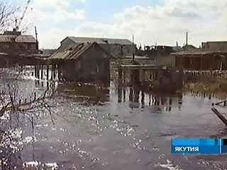 В якутском селе Ытык-Кюель, стоящем на берегу реки Татта, остаются подтопленными 873 жилых дома, из них эвакуировано 3 тыс 33 человека, в том числе 1 тыс. 252 ребенка