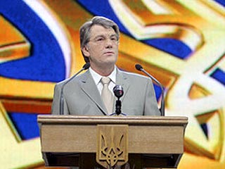 Ющенко почтил память жертв сталинского режима в Быковне на окраине Киева 