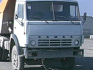 В Мурманске пьяный водитель на "КамАЗе" врезался в "Детский мир"