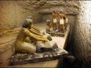 Помимо саркофага с нетронутой мумией Хену, в гробнице найдены деревянные полихромные статуи рабочих, изготовляющих кирпич, женщин, делающих пиво и молотящих зерно, а также модель погребальной лодки с фигурами гребцов